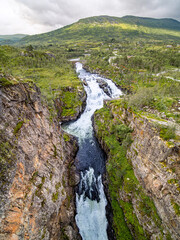 Der schöne Blick auf die großen Wasserfälle Voringfossen in Norwegen