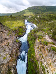 Fototapeta na wymiar Der schöne Blick auf die großen Wasserfälle Voringfossen in Norwegen