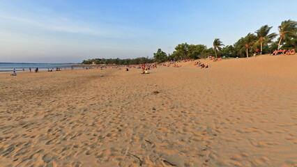 Sundown over watchers crowded Mindil Beach at low tide. Darwin-Australia-149 - obrazy, fototapety, plakaty