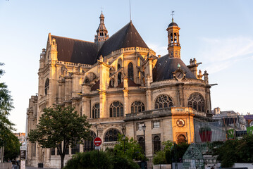 Fototapeta na wymiar Church of Saint-Eustache in Paris, early morning