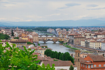 Fototapeta premium Vistas de los puentes sobre el río Arno