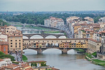 Fototapeta na wymiar Vistas de los puentes sobre el río Arno