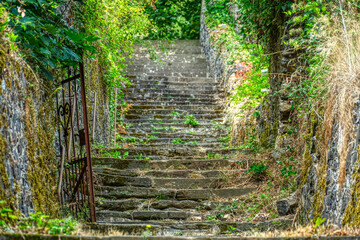 Historische Treppe an der Schaumburg in den Bergen bei Balduinstein an der Lahn