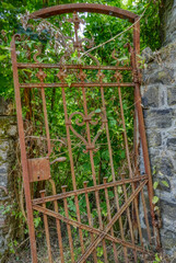Altes schmiedeeisernes Tor an der Schaumburg in den Bergen bei Balduinstein an der Lahn