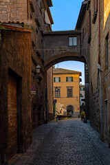 Fototapeta na wymiar Straße in der Altstadt von Orvieto in Umbrien in Italien 