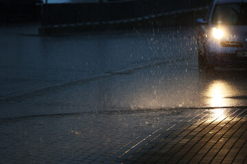 Ulewny deszcz pada w mieście powodując kałuże. Słaba widoczność. © DarSzach