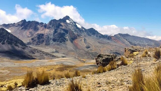 Naturaleza rural con monta&ntilde;as de america latina