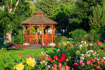 Cedar Gazebo Rose Garden Park Penticton British Columbia - obrazy, fototapety, plakaty