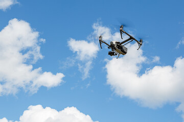 Fototapeta na wymiar an unmanned quadcopter with a digital camera on a blue sky background.