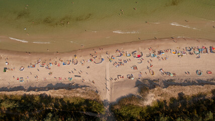 plaża nad morzem z parawanami z drona - obrazy, fototapety, plakaty