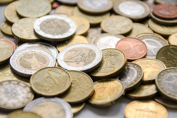 Münzen auf weißem Hintergrund, Coins on a white background, Pièces de monnaie sur fond blanc; detailliert; detailed; détaillées