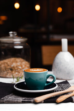 Caf&eacute; sobre una mesa, al fondo un bokeh producido por las luces 
