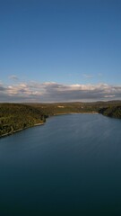 Lac de montagne. Magnifique point de vue au bord de l'eau. 