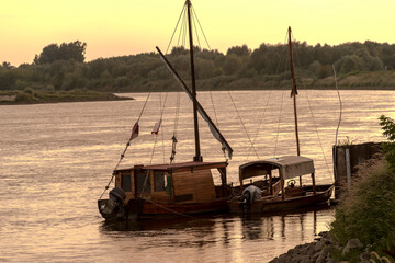 Drewniane łodzie przycumowane na nabrzeżu Wisły w Sandomierzu . - obrazy, fototapety, plakaty