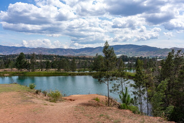laguna con cielo azul
