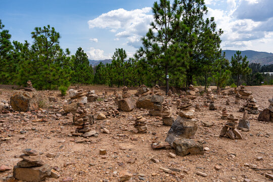 fila de rocas montadas como edificios en el desierto 