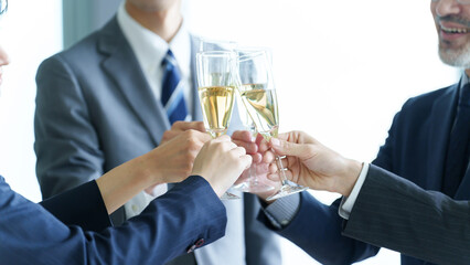 パーティーで乾杯をするビジネスパーソン