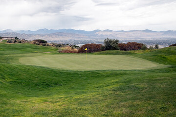 Obraz premium Golf Course green on a mountain