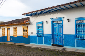 Fototapeta na wymiar strert view of jerico colonial town, colombia