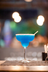 Trago azul en restaurante