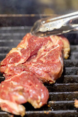 チャコールの溶岩石で牛のステーキを焼く