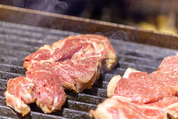 チャコールの溶岩石で牛のステーキを焼く