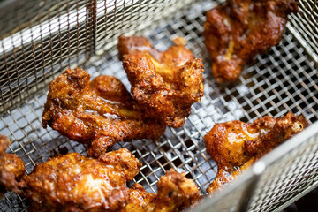 鶏の唐揚げをたっぷりの油で揚げる