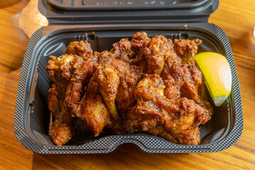 テイクアウト用の容器に入った鶏の唐揚げ