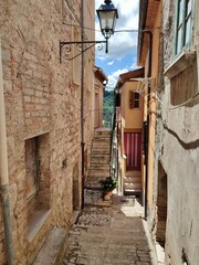 Fototapeta premium Mirabello Sannitico - Scorcio panoramico da un vicolo del centro storico