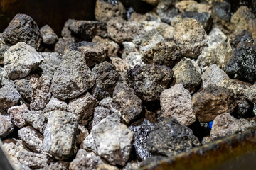 ステーキハウスの溶岩石（チャコール）