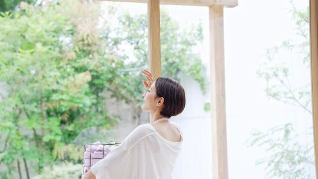 洗濯カゴを持つミドル女性