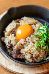 ガーリックライスの卵黄乗せ