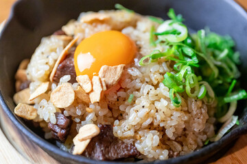 ガーリックライスの卵黄乗せ