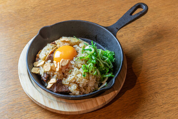 ガーリックライスの卵黄乗せ