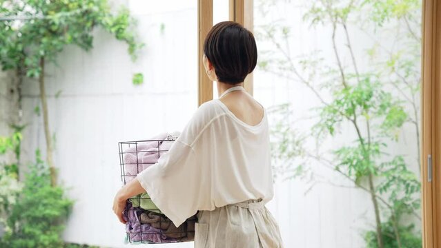 洗濯カゴを持つミドル女性