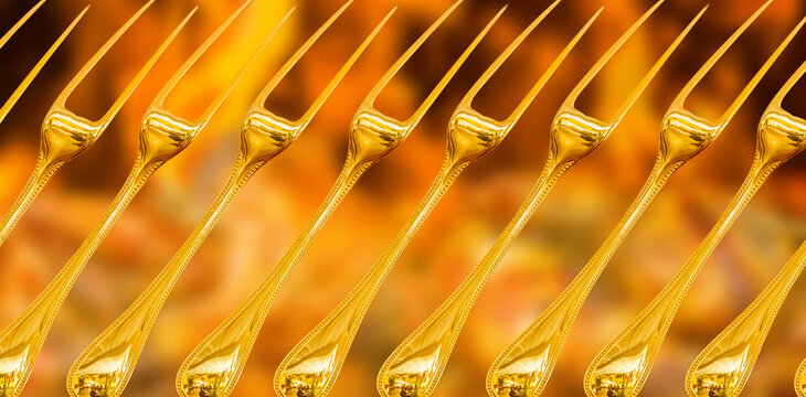 Piques &agrave; viande sur fond de grillades 