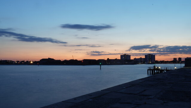 Skyline mit Harfen und lila Sonnenuntergang