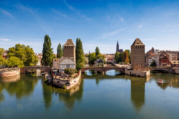 Fototapeta na wymiar barrage vauban and Strasbourg Cathedral with Ill River in Alsace