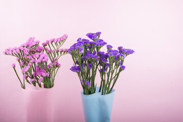 ピンクの背景の二色のハナハマサジの花束