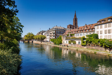 Fototapeta na wymiar Strasbourg Cathedral (Cathédrale Notre-Dame de Strasbourg) and Ill in Alsace