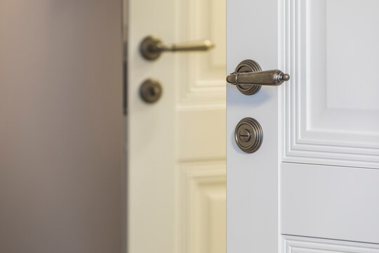 Door handle and lock on the interior door
