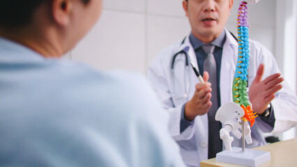 A male doctor is explaining to the patient the cause of the patient's condition.