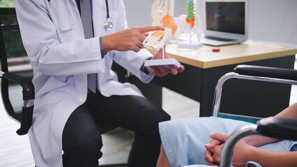 A male doctor is explaining to the patient the cause of the patient's condition.