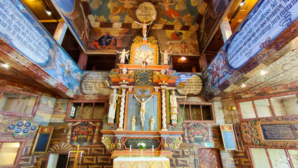 Das vollständig ausgemalte Kircheninnere der historischen Kirche von Vättern in Schweden