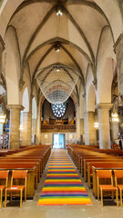Lichterbogen im Deckengewölbe der Kirche von Örebro in Schweden