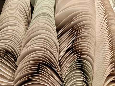 Lichtkanten und Schattenwurf bei Stapeln von halbrunden Papierbl&auml;ttern