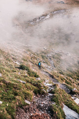 Fototapeta na wymiar Persona andando por la montaña 