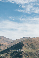 Vistas de una casa en el medio de las montañas