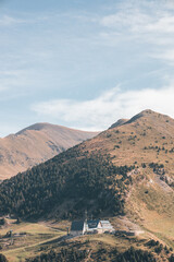 Vista de una casa en un alto