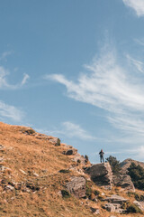 Mujer un precipicio mirando a c&aacute;mara